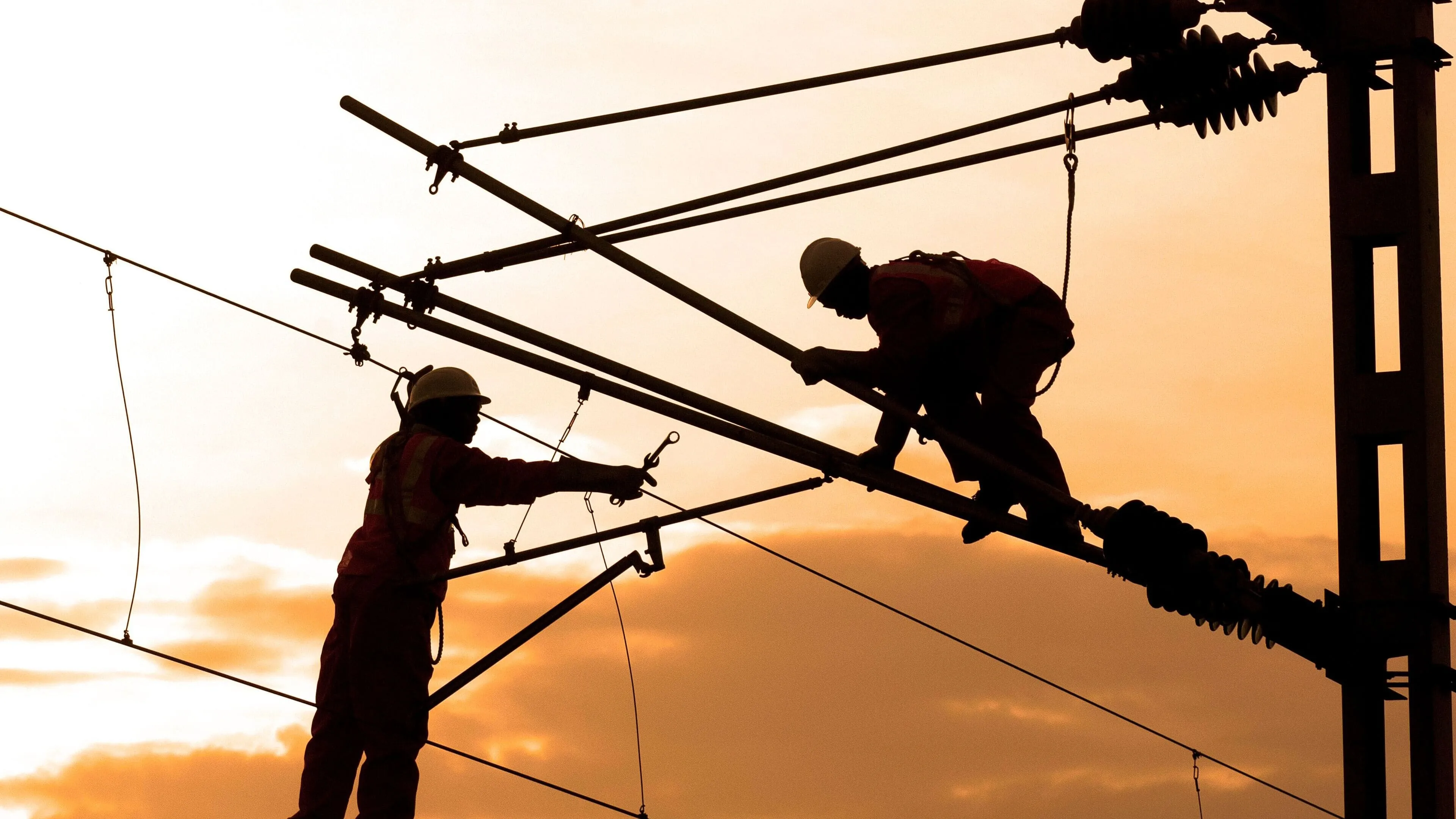 Elettricista al lavoro su un grande cantiere