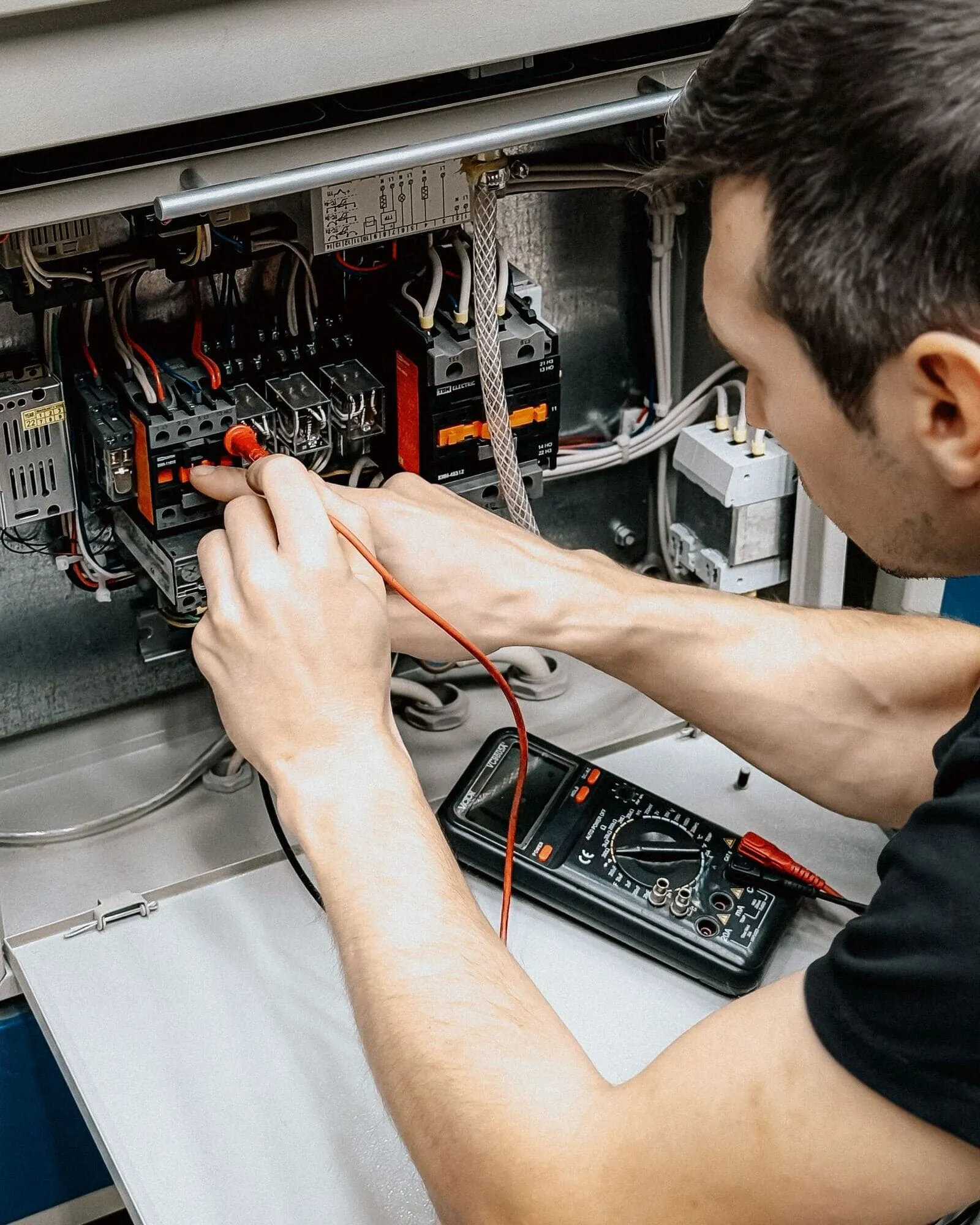 Il furgone e il team dell'elettricista al lavoro