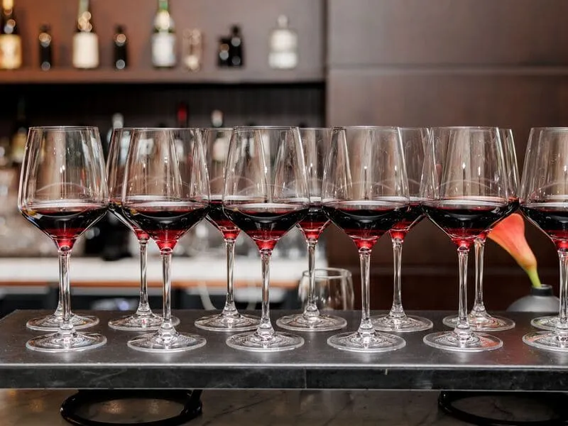 Calici di vino pronti per la degustazione